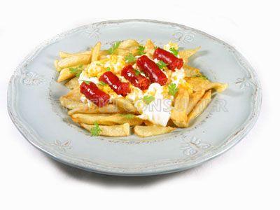 Patatas con huevos fritos y chistorra