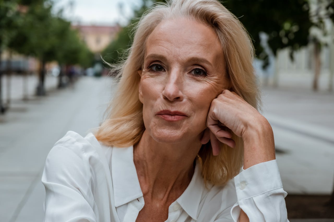 Mujer adulta, senior pérdida de pelo