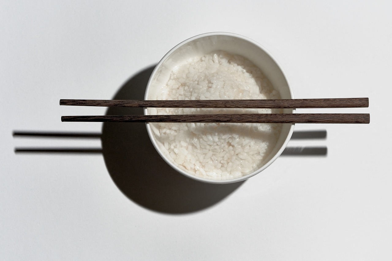 Arroz Cocido en bol con palillos chinos