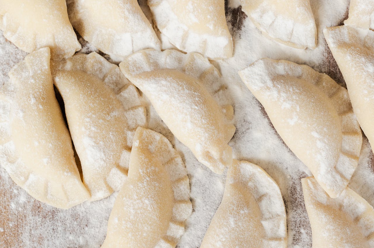Empanadillas en harina, antes de hornear