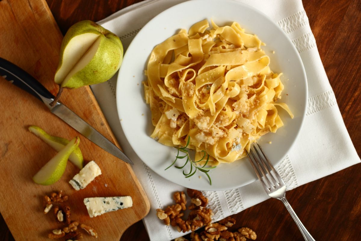 hacer pasta con pera y queso gorgonzola