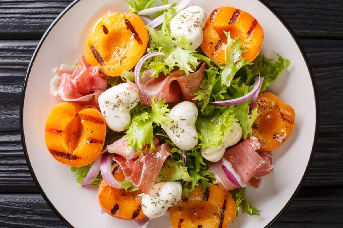 ensalada vegetal con albaricoques