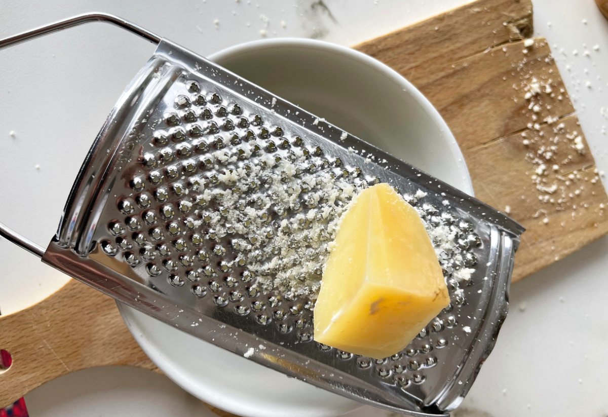 Así es como debes utilizar el rallador de queso para que ningún