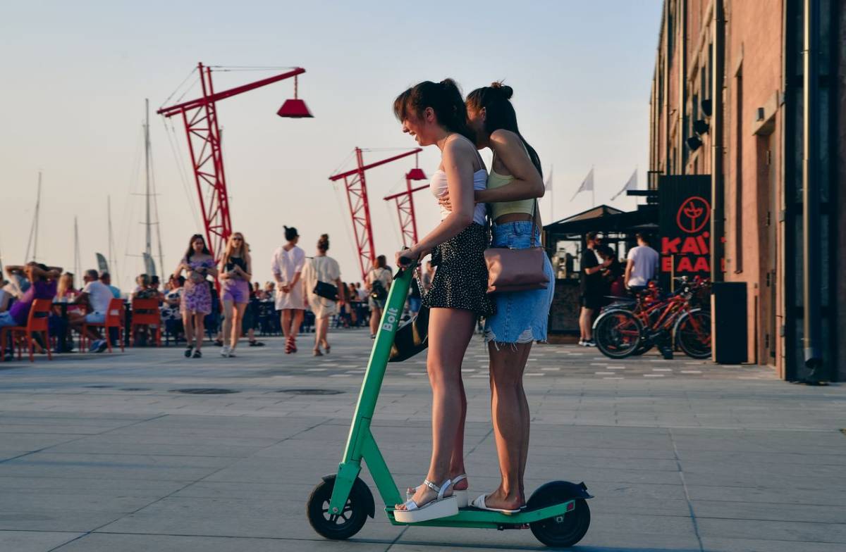 prohibido dos personas en patinete eléctrico
