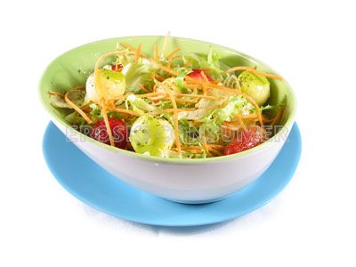 Ensalada de lechugas y zanahoria con fresas y manzana Golden | Consumer