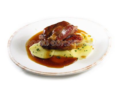 Paletilla de cabrito asado al romero con patatas panaderas | Consumer