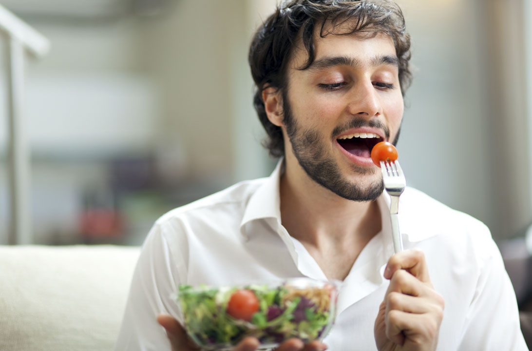 Hombre comiendo ensalada