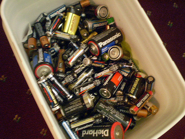 Baterías usadas siendo recicladas