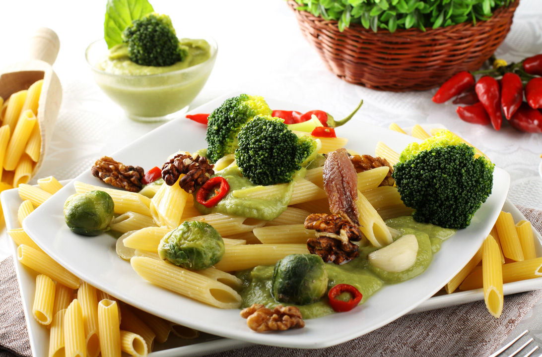 Ensalada de pasta con brócoli e noz 