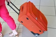 Comprar Maleta de cabina de material rígido en Eroski online con Lola Market