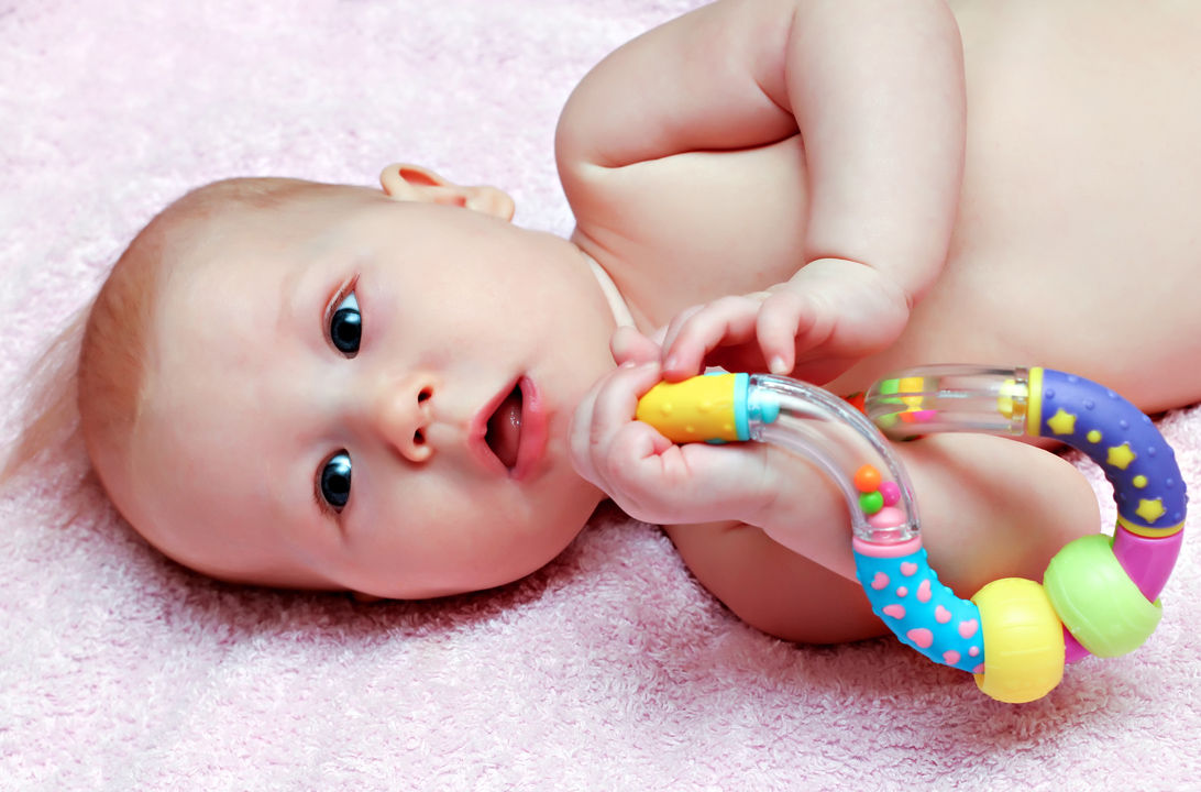 Los 7 mejores juguetes para bebés de entre 0 y 6 meses 