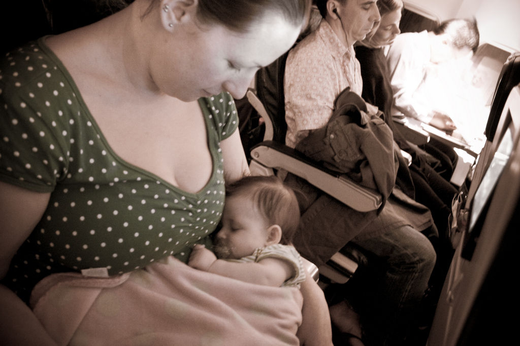 Viajo en avión con mi bebé recién nacido, ¿qué cosas debo olvidar? | Consumer
