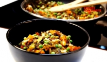 Sartén de verduras y arroz silvestre