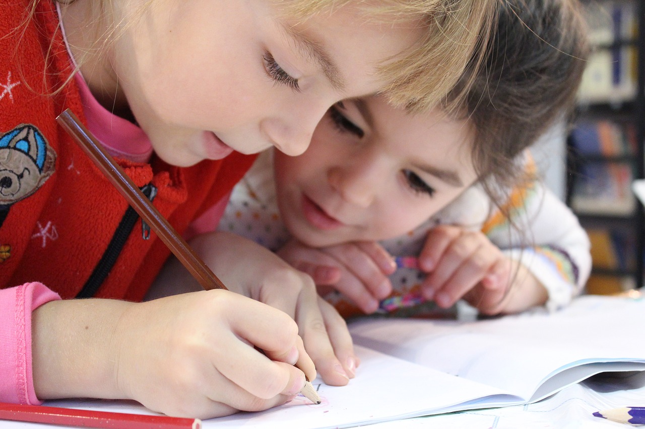 Niños en colegio, estudiando