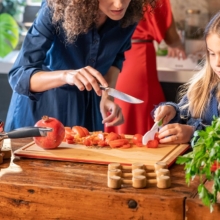 Niña y madre cocinando