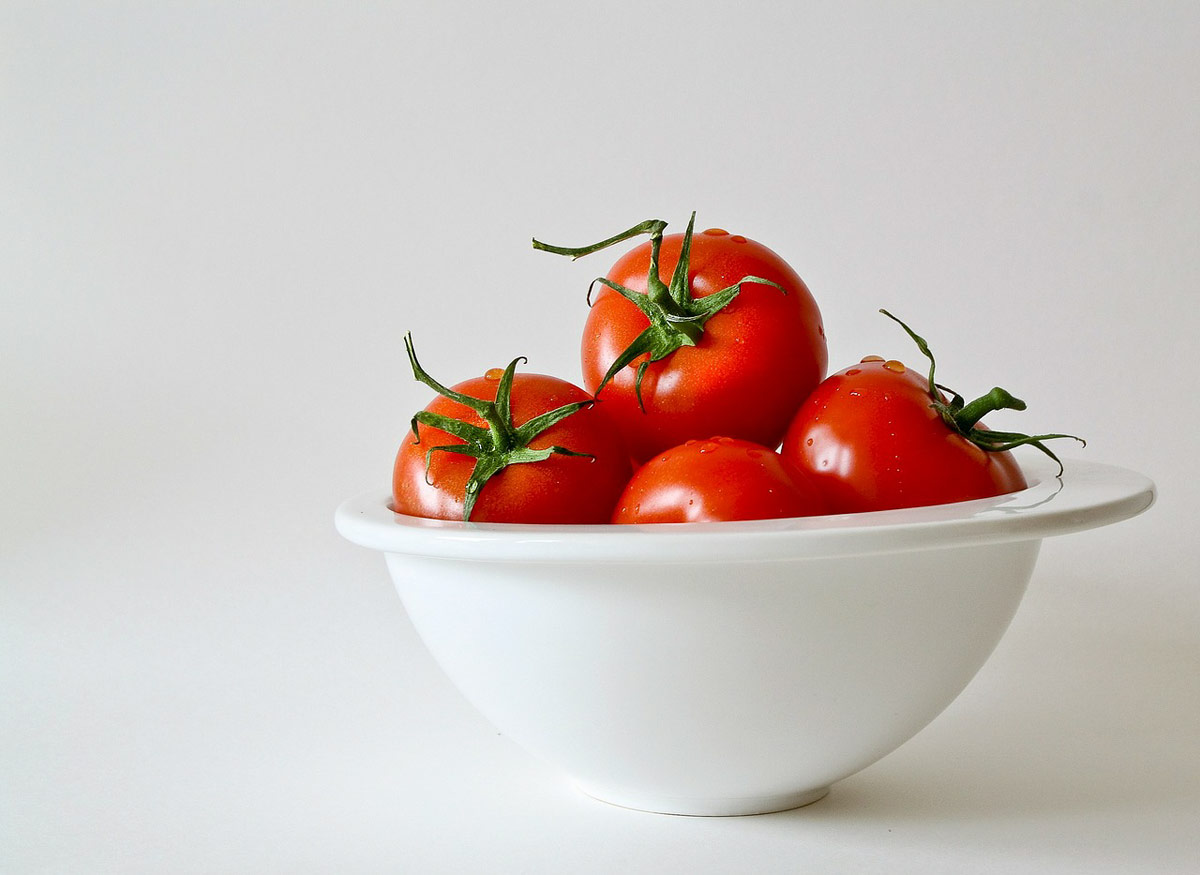 tomates maduran antes junto a frutas