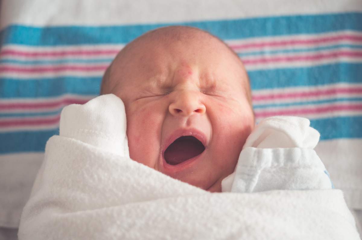 Por qué no deberías poner manoplas a un recién nacido