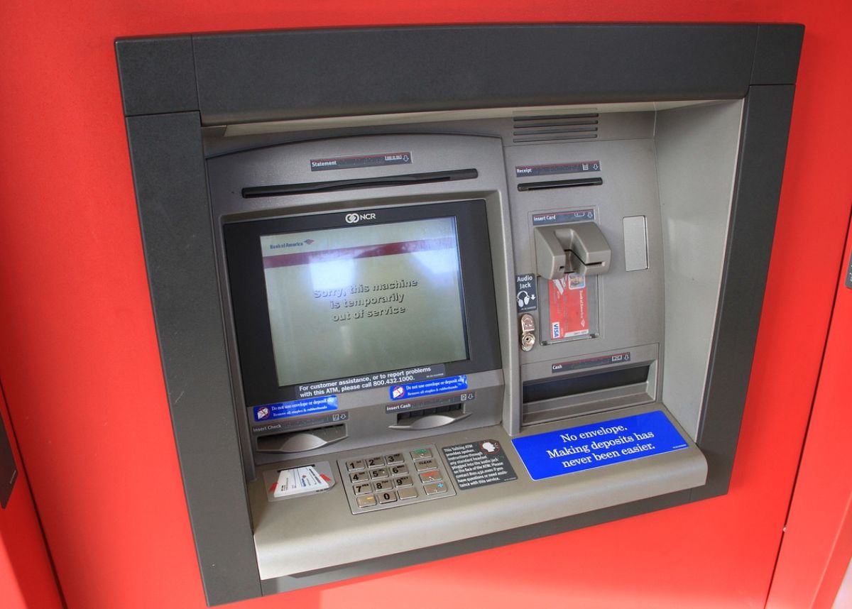 tarjeta atrapada en cajero fuera de servicio