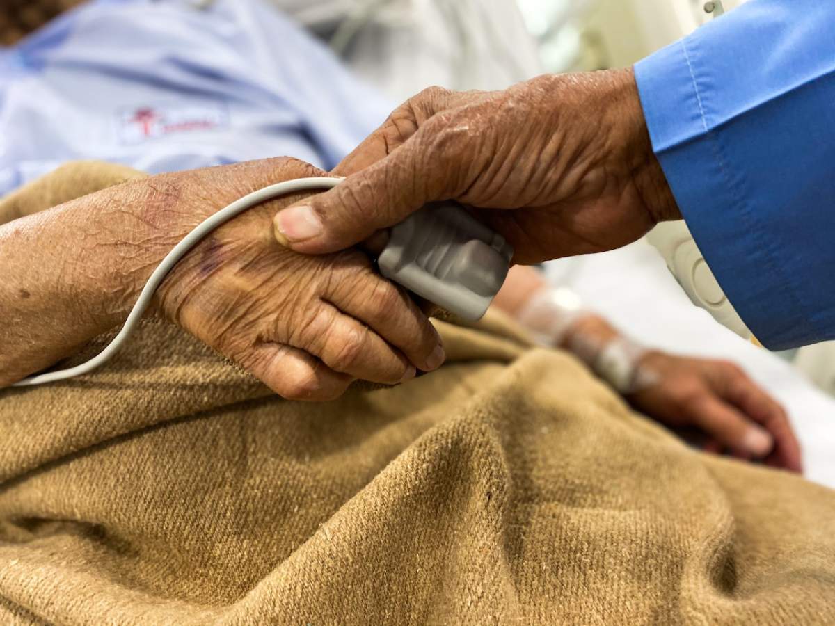 personas mayores trato sanitario