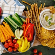Picoteo saludable para una noche de verano: recetas de salsas para dipear