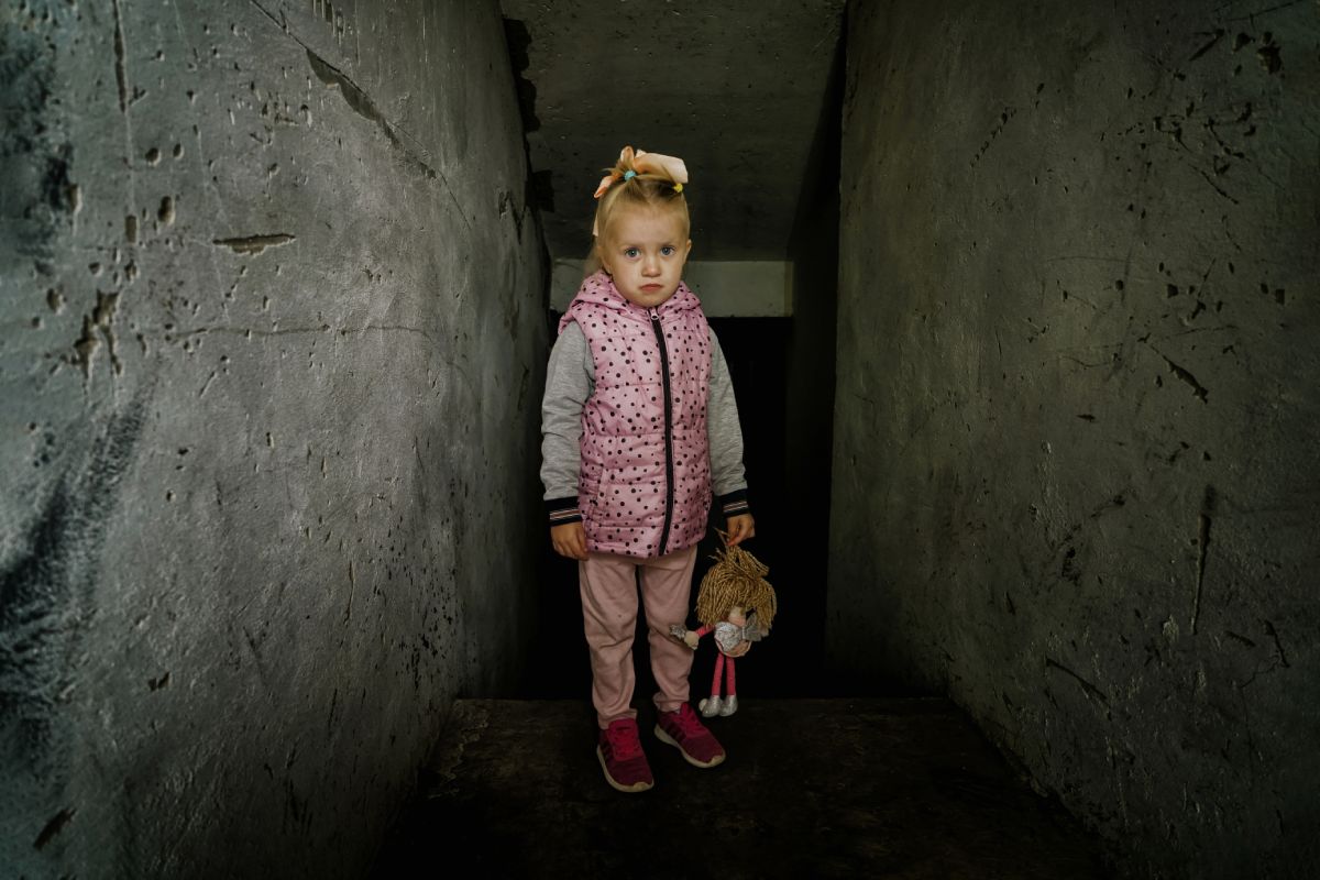 niña afectada por la guerra en Ucrania
