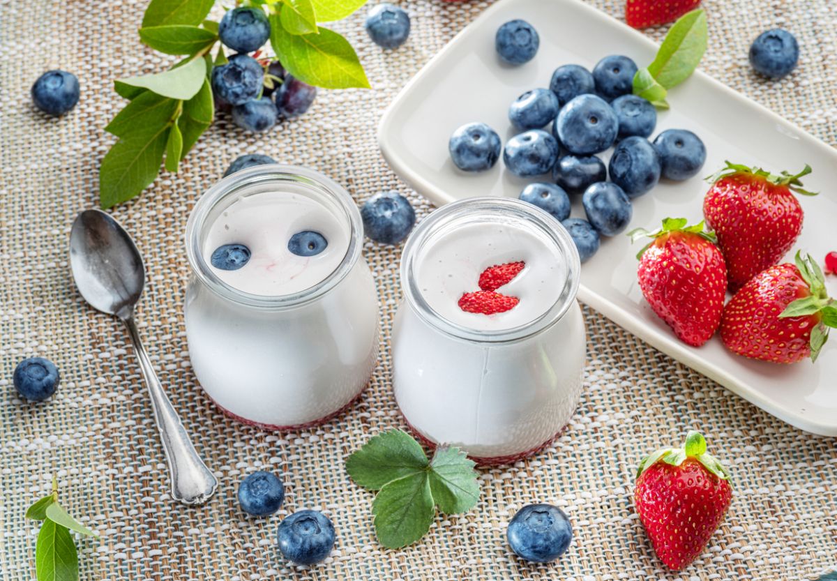 yogur con frutas en verano
