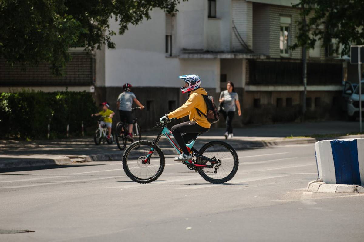 adolescente va al intsituto en bici