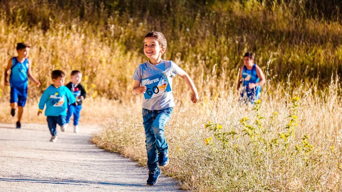 niño corriendo en una carrera infantil