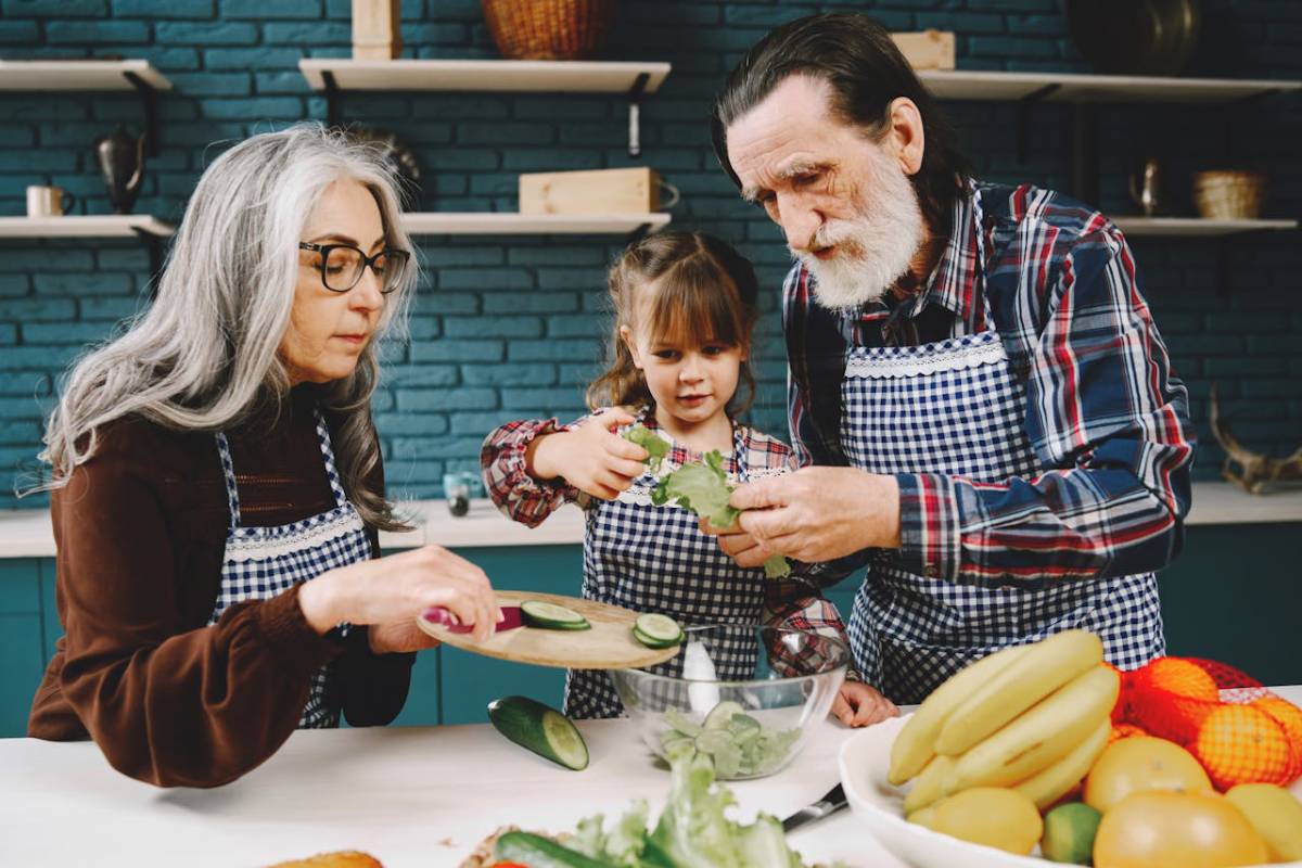 abuelos nieta cocina