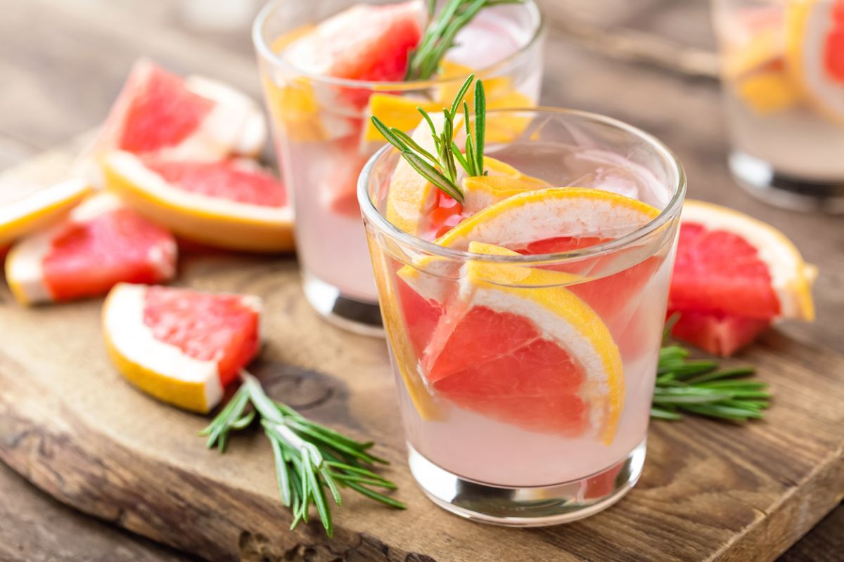 vaso de agua decorado con fruta