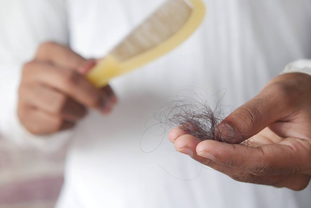 caída pelo peinándose