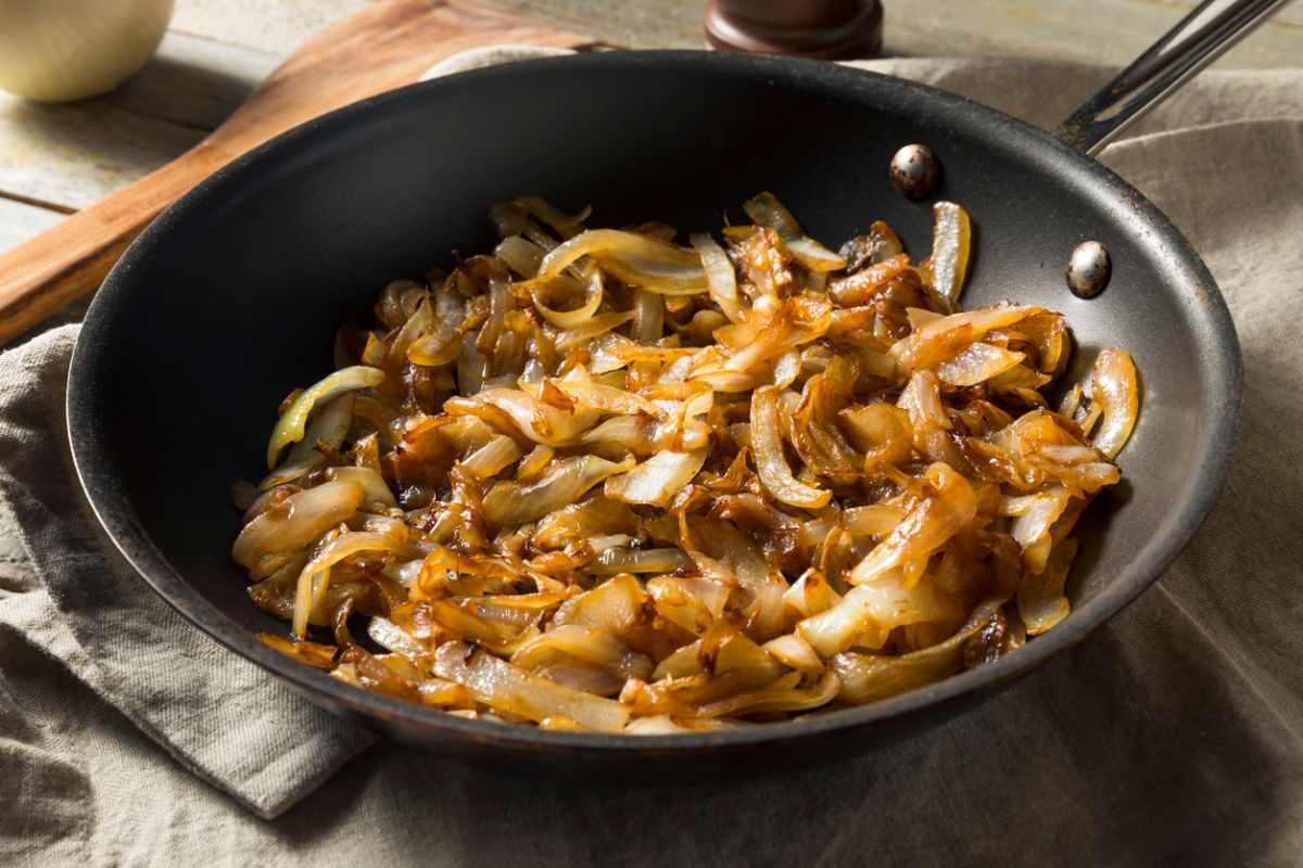 cebolla caramelizada en la sartén