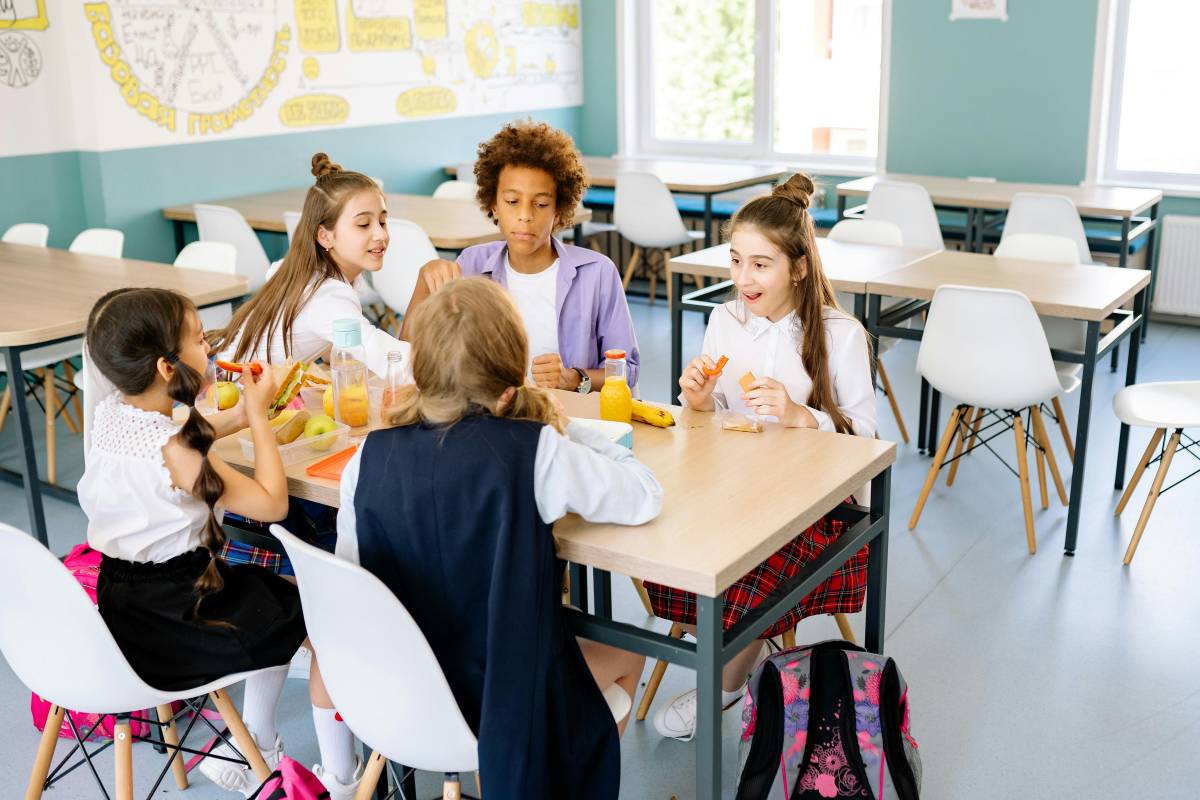 niños en comedor