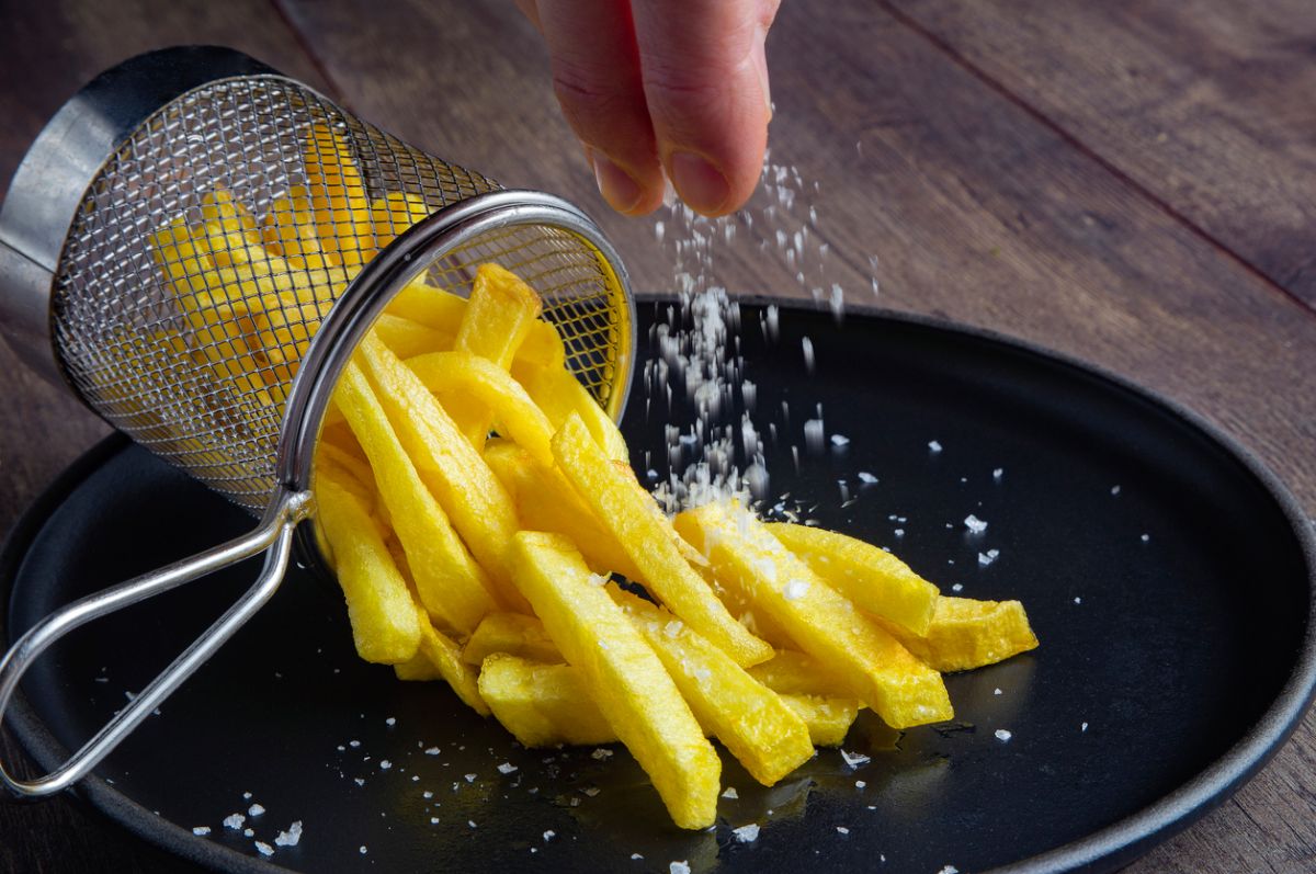 cuándo echar sal a las patatas fritas