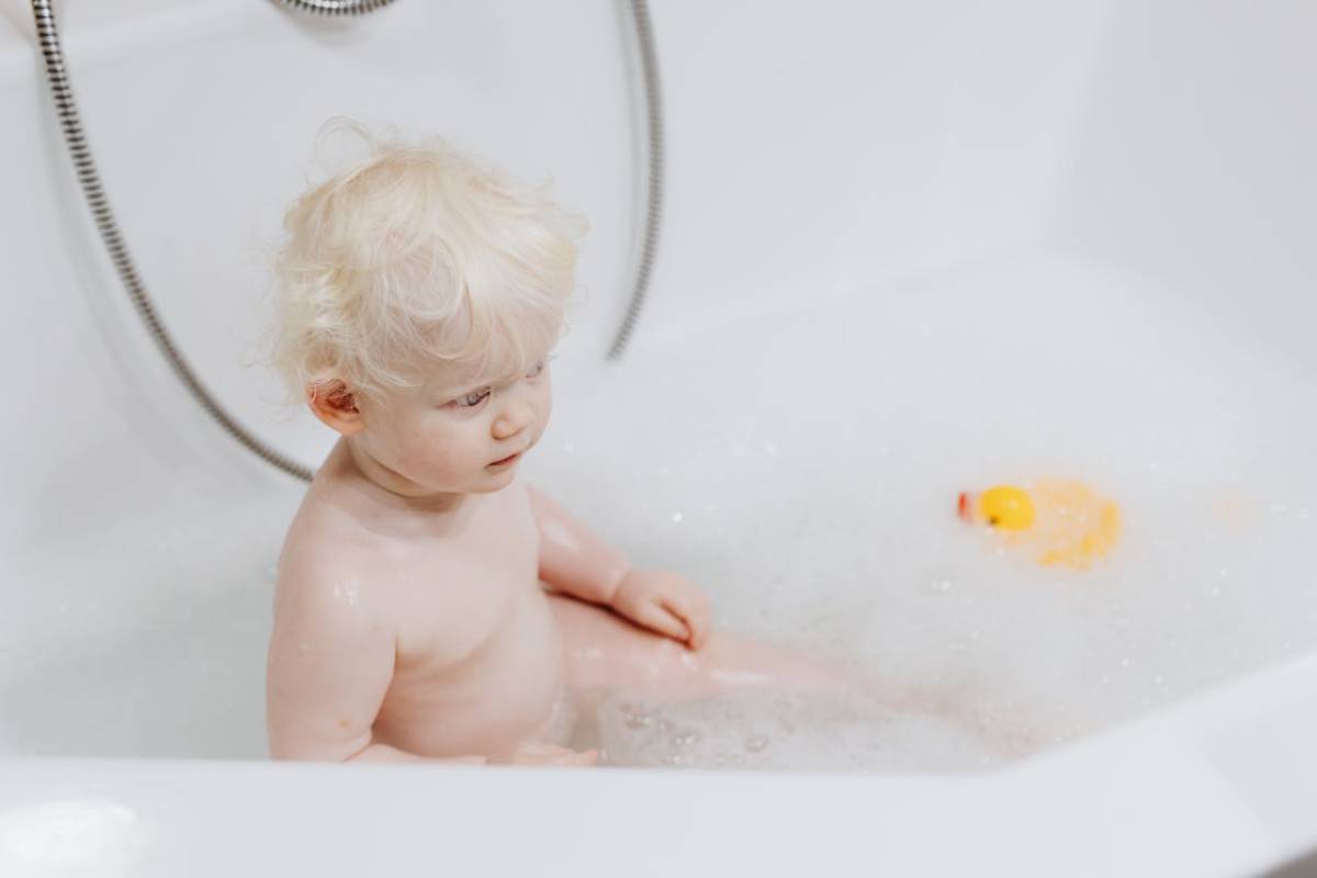 bebé bañándose
