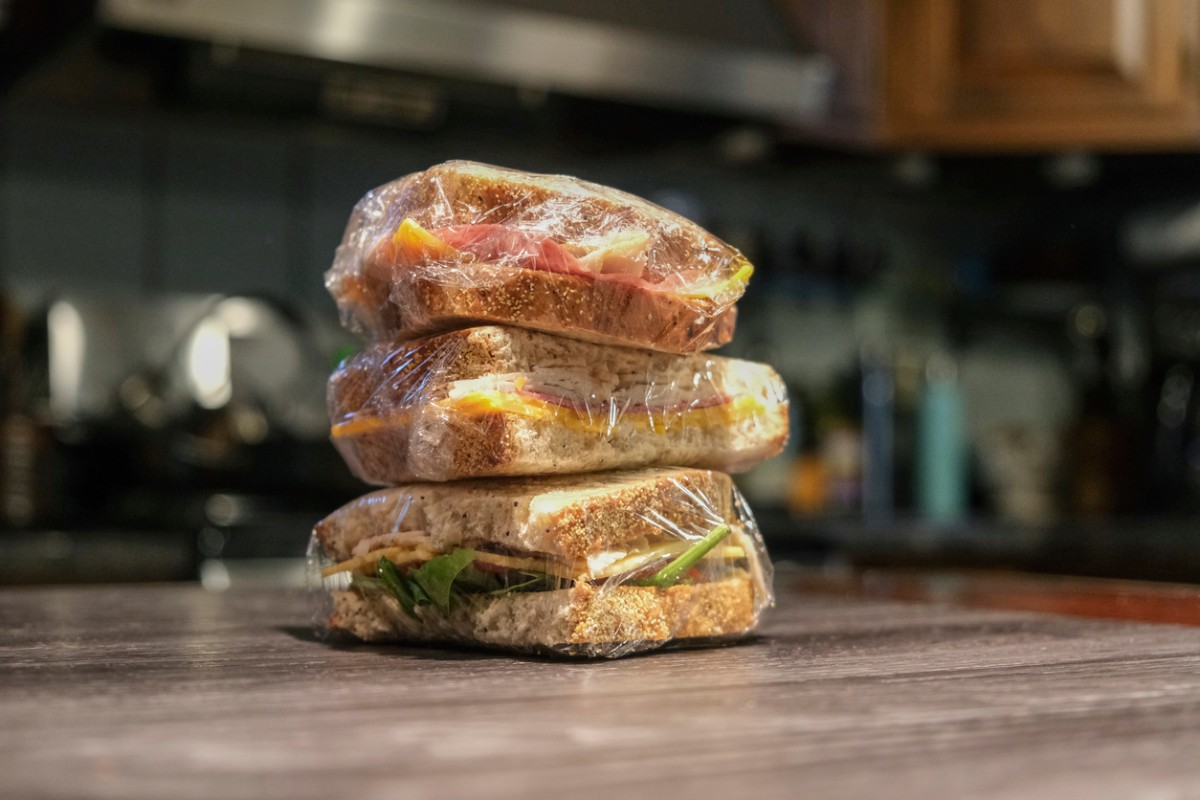 riesgos de masticar comida envuelta en plástico