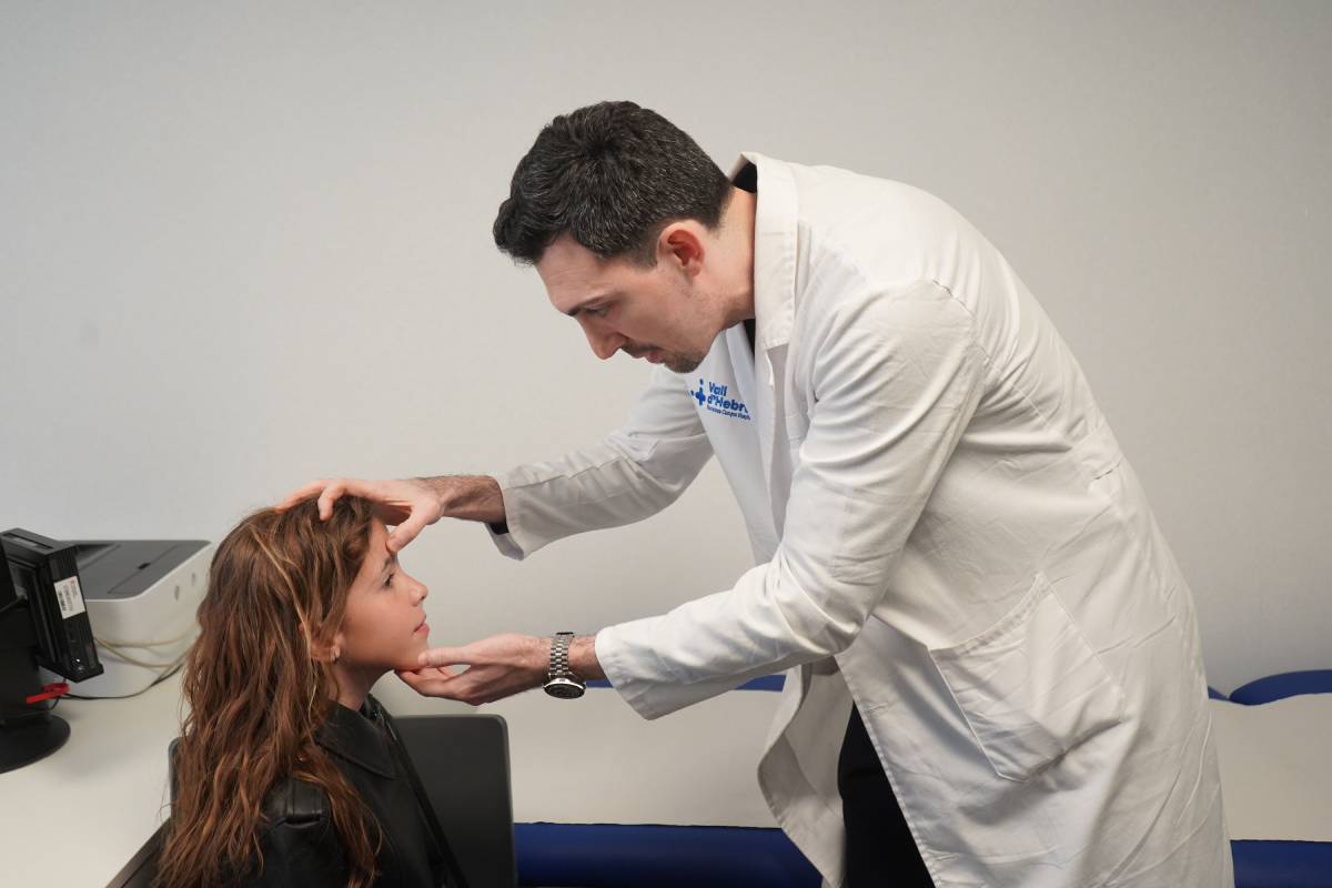 médico trata paciente migraña