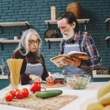 mayores en la cocina