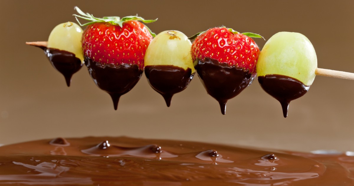 frutas con chocolate fundido