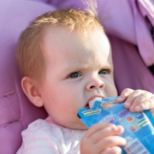 niño comiendo pouch