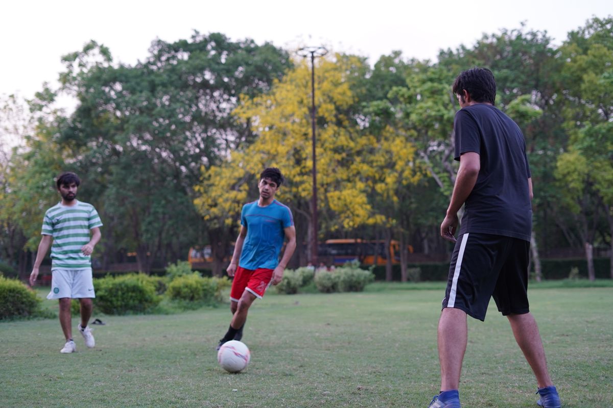 jugar al fútbol con amigos