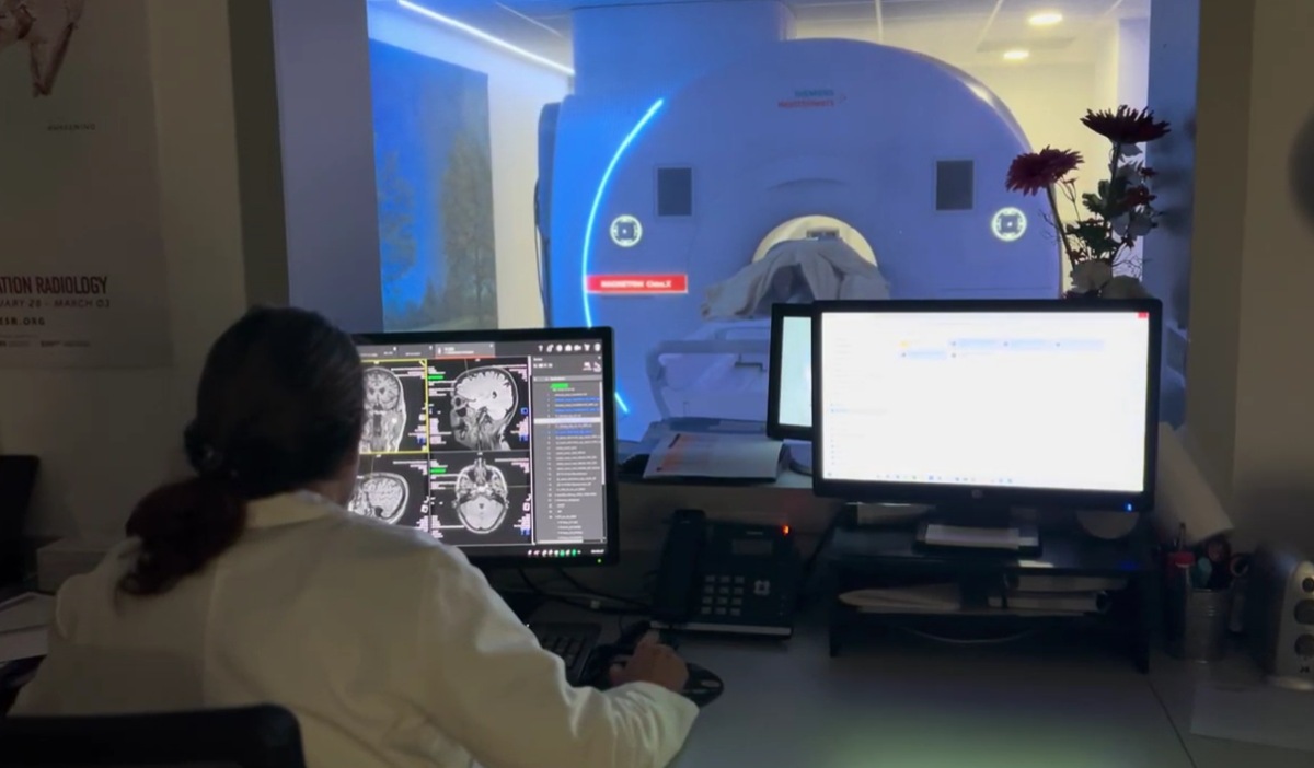 especialistas realizan una neuroimagen