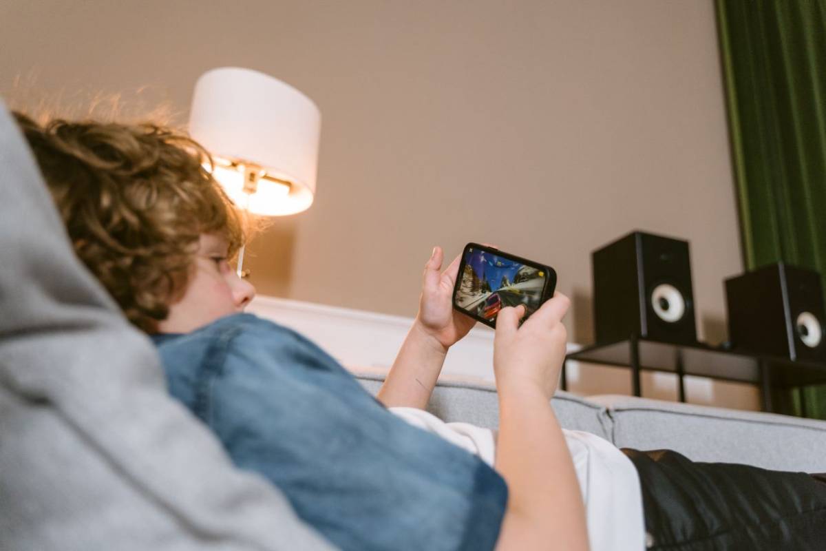 niño juega al móvil riesgos