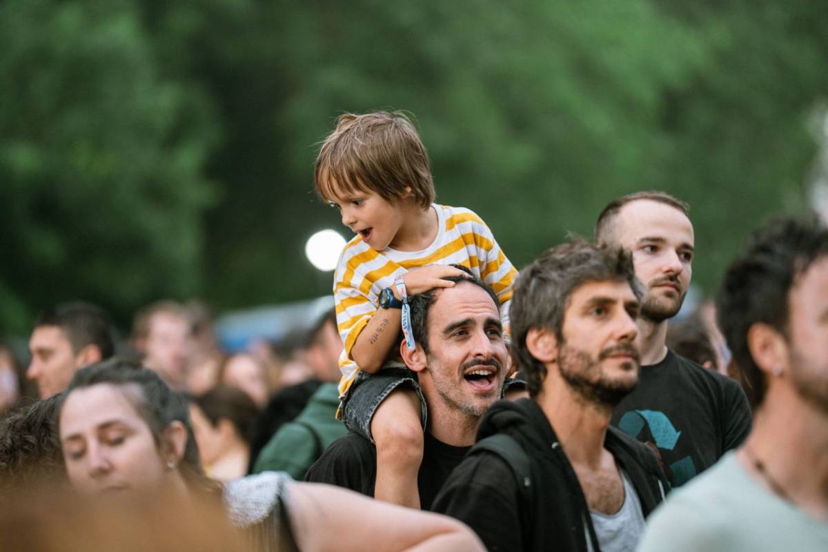 niñño en hombros de su padre