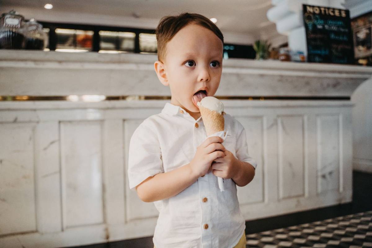 niño comiendo helado con cucuruchu
