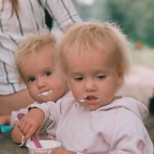 bebés comiendo helados
