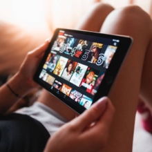 mujer tablet streaming