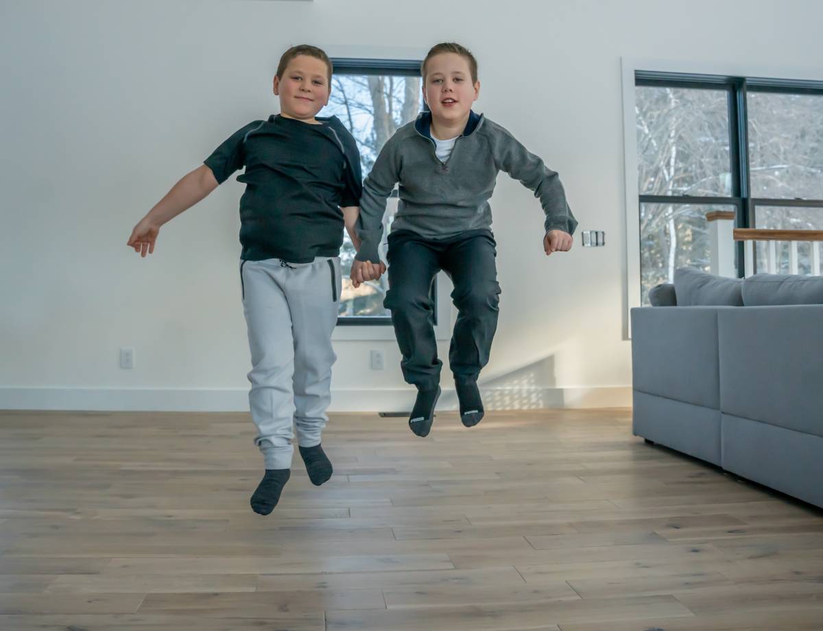 dos niños saltando
