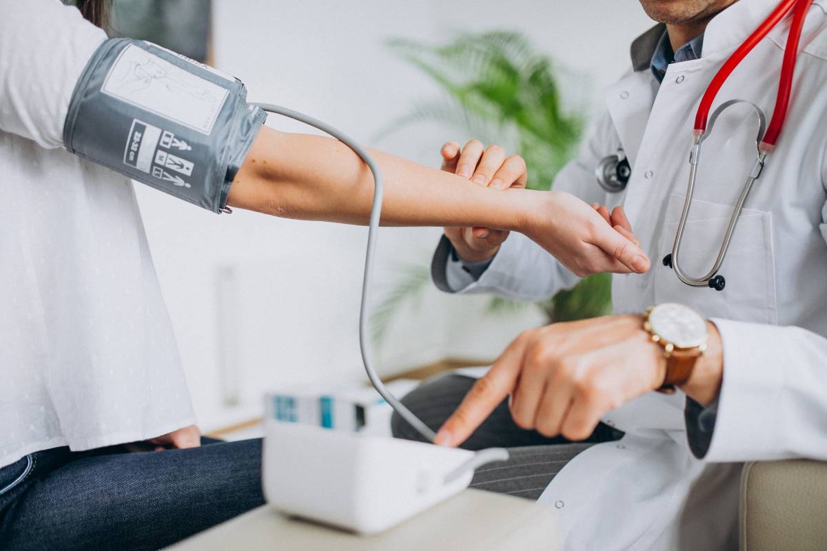 médico midiendo tensión