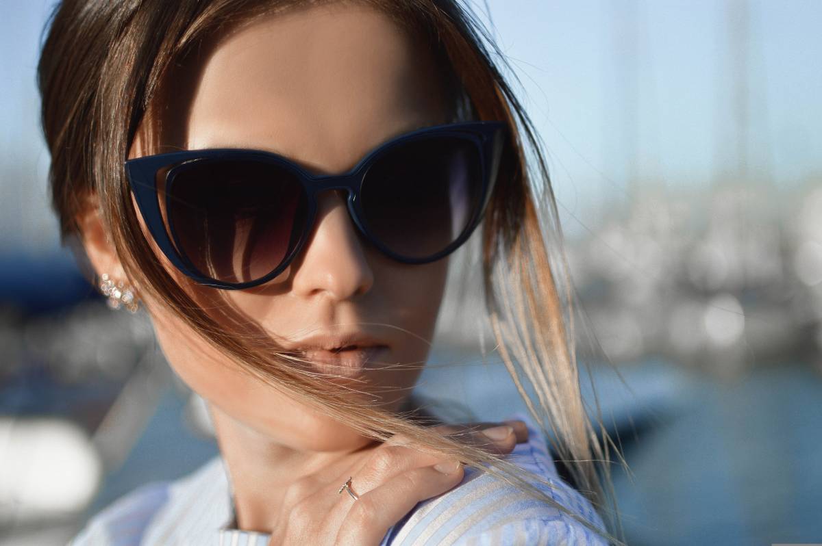 mujer gafas sol